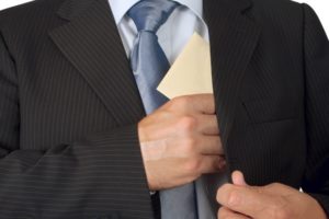 Se presentan cargos de soborno contra Carlos Uresti
