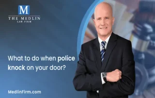 Qué hacer cuando la policía toca a su puerta